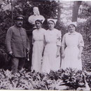 Sanitätsrat Dr. Josef Rieder mit Rot-Kreuzschwestern (Armanda Tirolf, Anna Henkel und Marie Wörner) vor Denkmal des Prinzregenten