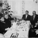 v. l. Franziska Manger, Elise Mohr, Franziska Braun, Bürgermeister Alfons Manger und Karl Schneider, Jakob Funk, Franz Kästel mit Zigarre und Christoph Wächtler