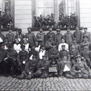 Gruppenbild mit Sanitätsrat Rieder und Schwestern vor dem Alten Schulhaus