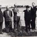 Besichtigung der Wiesen der Dompfarrei: v.l. Karl Manger, Karl Schneider und Mitglieder der Dompfarrei