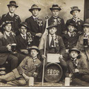 Musterungsjahrgang 1900: l.o. Eduard Mohr, Emil Schwarz,...; Leopold Betzer,..., 2. Reihe v. l. Franz Röther, ..., Appel, Karl Kästel (Amerikaner)
