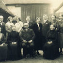 Verlobung von Adam Kästel (Fleischbeschauer) und Katharina Henkel: 4. v. l. Otto Henkel senior, 3.v.r. Anna Henkel (Krankenschwester); im Vordergrund die Eltern von Otto Henkel senior