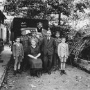 Hans und Elisabeth beb. Haußner mit Günther Stadler und einquatierten Soldaten ca. 1939