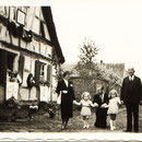 Familie Schlegel Annelise und Phillip mit Töchtern Ingrid und Christa und Großvater Josef vor Anwesen Otto Müller, dem Geburtshaus des Dichters Nebel Schlegel