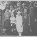 Familie Adam Nebel (Chausseegard) mit Frau Katharina, geb. Weber, n.l. Nichte Anna Nebel, und Katharina Weber, verh. Steinweg mit Kindern Herrmann, Eugen, Monika, Käthchen, Hugo und Anneliese ca. 1935