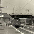 Güterzug Hagen-Aschaffenburg mit 194 284 vom Bw Aschaffenburg durchfährt den Bahnhof Wetzlar im Juli 1970