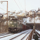 150 034 Bw Nürnberg Rbf verläßt am 05. Januar 1985 mit einem Güterzug den zweigleisigen Giersberg-Tunnel in Siegen-Ost, rechts das Portal des eingleisigen Tunnel nach Siegen Bahnhof 