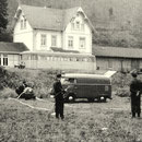 Deuz 1957: Schienenbus im Bahnhof Deuz, Übung der Feurwehr (Aufnahme: Helmut Fuchs, Deuz)