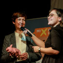 Mit Bettina Bundszus bei der Mixed-Up-Preisverleihung 2017 (Foto: Karin Kuttner)