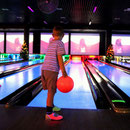 Regnerischer Abend in Surfers Paradise. Auf zum Bowlen! (Die hatten sogar extra Kugeln für Kinder)
