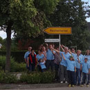 TF 2012 - Theaterfreunde bringen Hinweisschild zum Pfarrheim an