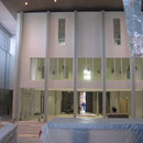 Kirche und Gemeindehaus mit Eingang/Ausgang links