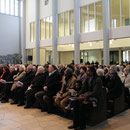Die Gemeinde mit Gästen: Ca 400 Personen passen in Kirche und Gemeindesaal