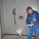 Die Behindertentoilette wird fertig gestellt.