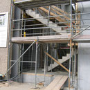 Die fertigen Treppenmodule werden eingebaut.