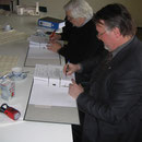 Pfarrer Rolf Glaser und Dr. Hans-Dieter Dietz bei der Vertragsunterzeichnung