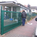 Tor zum Kindergarten wird gesetzt.