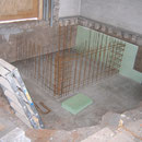 Das Fundament des Aufzugsschachts entsteht.