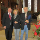 Pfarrer Rolf Glaser mit Roswitha und Peter Hoffmann nach der Ehrung