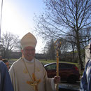 Weihbischof Dr. Thomas Löhr auf dem Weg in die Kirche