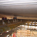 Die Abschlussdecke wird gebaut.