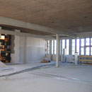 Blick in die 2. Etage: Der Estrich und die Säulen sind fertig.