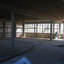 Blick in die 2. Etage: Der Estrich und die Säulen sind fertig.