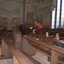 Die Kirchenbänke werden gesäubert