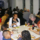 Begegnung der beiden Gemeinden beim Mittagessen und Gesprächen