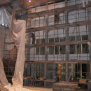 Die Staubwand zwischen Kirche und Haus-im-Haus wird entfernt ...