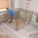 Das Fundament des Aufzugsschachts entsteht.