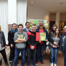Gruppenfoto: Schulleitung, Schüler/-in, Frau Jörder und Lehrer