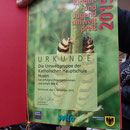 Eine Urkunde - für die Naturschutzvitrine im Pausenflur