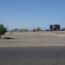 Paysage et maisons récentes dans le désert