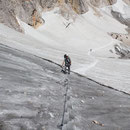Steil nach oben durch den spaltenreichen Gletscher