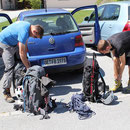 Packen der Ausrüstung für die Höllentalbesteigung