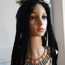 Model Isis: geflochtene Perücke mit Modius und Hathor-Krone (Kuhgehörn und Sonnenscheibe) und Halskragen mit Hieroglyphen-Perlen und Karneol