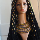 Model Sit-Hathor-Yunet: geflochtene Perücke mit Messingröhrchen und Königinnenkrone (Uräus-Diadem) und Halskragen mit Hieroglyphen-Perlen und Lapislazuli
