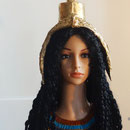 Model Isis-Hathor: geflochtene Perücke mit Geierhaube und Hathor-Krone (Kuhgehörn und Sonnenscheibe) und Halskragen mit Türkis. Jaspis und Sodalith
