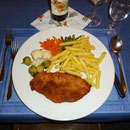 Cordonbleu mit Pommes frites und einem Gemüsebouquet