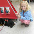 Laika und Selina am Flughafen Nürnberg