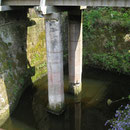 Einer der Halsgräben über die eine Brücke ins Innere der Burg führt