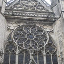 mit Fensterrossetten und Strebpfeilern  und Spitzbögen entfaltet sich die himmelsstrebende Architektur der Gotik des 13. bis 16. Jhr. 