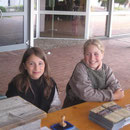 Johanna und Sarah an der Kasse