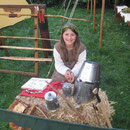 Sarah hält unsere Waren feil