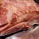 ..das Fleisch wird von allen Seiten gut angebraten und kommt mit etwas Fleischfond in einen Bräter