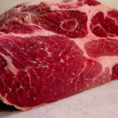 das Fleisch sollte etwas durchwachsen sein (z.B. aus dem Nacken) und gut marmoriert