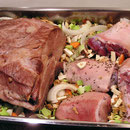 ..mit Wurzelgemüse und Knöchli/Schweinsfüssle nun 3 Std. bei 90° C schmoren