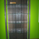 Thekenrückwand in Fichte gebeizt, Leuchtstoffleuchte im vorderen Balken, Fachböden mit Sicherheitsglas
