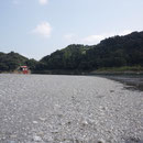 川辺から取水口を望む